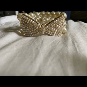 Bow tie pearl bracelet